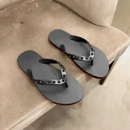 Neue Slipper Flip Flops Sommerpool Rot Gummi im Freien Strandschieber der Bodendesigner Sandale flache Männer Damen Rivet Folie lässig Schuhweg Sandale Maultier Flop a