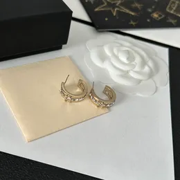 Marka Tasarımcı Yarı Açık Küpeler Lüks 18K Altın Kaplamalı Şık Kişiselleştirilmiş Küpeler Yüksek kaliteli elmas kakma büyüleyici kız küpe kutusu