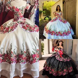 2021 Vintage White Black Quinceanera Dresses Charro Mexcian Girls Floral Applique Crystal Tiered kjol av axelbollklänning Sweet 16 297Z