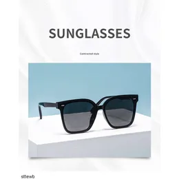 Fashion Elegant Sunglesses Classic Frame Design High -End Glasses for Man Woman di buona qualità a 5 colori opzionale