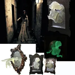 Ghost in the Mirror Wall Decor blask w ciemnym halloweenowym wystroju 3D Horror Upiorne rzeźby ścienne żywiczne Luminous Statue Ornaments 240509