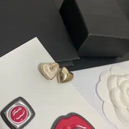 Lüks 18K Altın Kaplamalı Kalp Şekleli Küpeler Tasarlanan Marka Tasarımcıları Özellikle Büyüleyici Güzel Kızlar Yüksek Kaliteli Elmas Romantik Hediye Küpe Kutusu