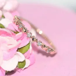 Bröllopsringar Ultra Thin and Simple Heart-Shaped Dainty Ring Lämplig för kvinnor White Rose Gold CZ Trend Daily Party Gift Fashionable Jewelry R901 Q240511