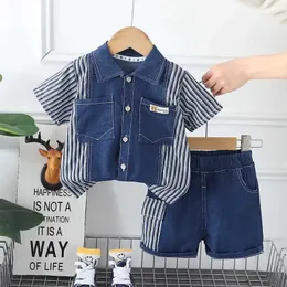 Kläderuppsättningar 2024 Boutique Baby Boys Summer Set Childrens and Boys Clothing 2-3 Year Cartoon Vertical Stripe Denim Shirt Top och Shortsl2405