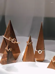 Dekorativa plattor Creative Walnut Cone Ring Display Shelf smycken Titta på ornamenten Stand Birthday Present