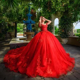 Red Quinceanera Vestidos fora dos ombros Apliques de renda Bobados de babados inchados Cathedral Train Crystal Prom Vestido 15