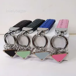 Keychains colhedas designers homens mulheres carros -chave cadeias de chaveiro amantes de chaves de couro real teceling de anel de anel com chave de fenda 2024