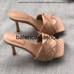 Botteg venetas bvs bottegaa shoes fashion slippers 2024 квадратные носки для плетения высокие каблуки Женщины кожаные роскошные дизайнерские дизайнерские дамские пляжные сандалии Slides gcd9