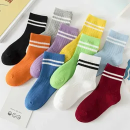 Kids Socken 1 Paar Baumwollkinder -Socken Jungen und Mädchen Schwarz -Weiß -Streifen Candy Color School verwaltet Socken Frühling und Herbst Kindersocken D240513