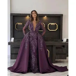 2024 Vestidos de noite de uva roxa usam jóias ilusão de jóias arabic renda de renda de cristal em vestidos de festa de baile de formatura específicos de mangas compridas sobrecarregadas 0513