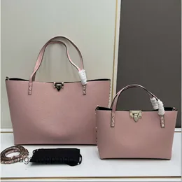 Designer femminile di grande qualità Classic Tote Rivet 2024 Shopping in pelle TOTS Top Vallenteno strato Capacità di capanna VO BASSA CASA CASAST