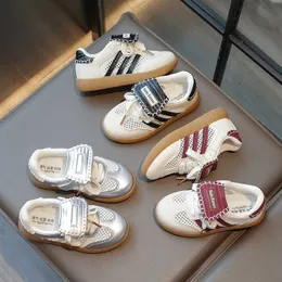 Sneakers 2024 Summer New Little Boys Casual Versátil Moda Sapatos de Bainha respirável Para meninas Mesh Mesh Sports Conforty Sports Trend H240513