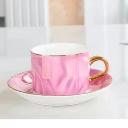 Kupalar Avrupa tarzı kahve fincanı ve tabağı seti basit zarif modern ışık lüks seramik çay ile