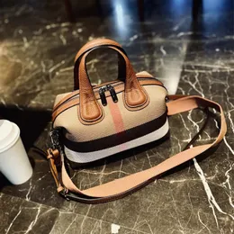 Handbag de designer de marca de luxo Bolsa Bola de alta capacidade de banda larga Bolsa feminina de moda casual Trends Bolsa 240510