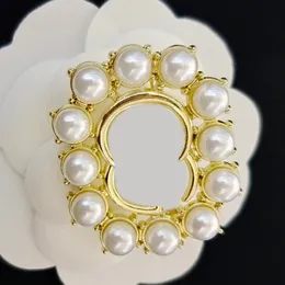 العلامة التجارية الشهيرة للنساء مصممة Brooch 18K Gold Crystal Letter Pins Broche Pearl Pins Party Gift Lapel Brouches Fashion Gifts Jewelry Jewelry