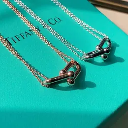 S925 Silver Tiffanyjewelry Heart Pendants Tfamily Ushaped Horseshoe Buckle Necklace Pläterad med 18K Gold Light Luxury Nisch Par med samma stil i benbenet