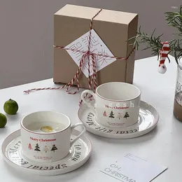 Muggar söt julgran kaffekopp och tallrik söt dim sum franska engelska bokstäver har personlighet unga människor keramiska mugg