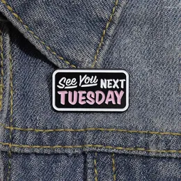 Broscher kreativa nästa tisdag se engelska kort meningsbrosch på kläder söt tecknad svart rosa namnskylt bokstav emblem lapel pin