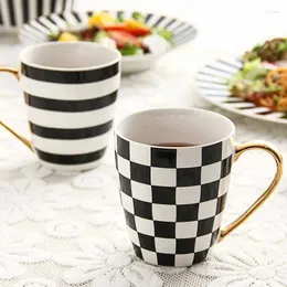 Kupalar yaratıcı seramik siyah ve beyaz çizgili ekose kupa altın sapı kaşık ev dekorasyon kişiliği mutfak ofis kahve fincanı.