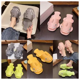 Top Luxury Designer Funny Personalized Slippers Men Wearing Externally Summer Home pink Non slip Soft Sole Couples Stepping Feeling Cool sandal Women