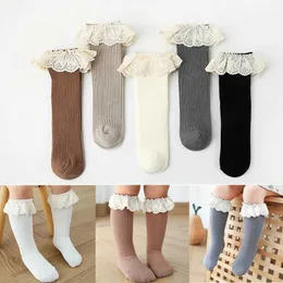 Skarpetki dla dzieci Baby Girl Knee High Socks Długie dziecko miękkie bawełniane elementy koronki księżniczki dziecięce skarpetki plisowane nogi ciepłe i urocze skarpetki dziewczynki 0-8 y D240513
