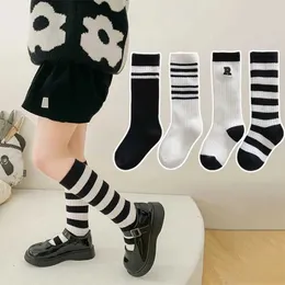 어린이 양말 흰색과 검은 색 줄무늬 스포츠 양식 아동 학교 학교 한국 무릎 스타킹 소년과 여자를위한 아기 제품 D240513