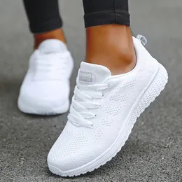 Sneaker damski moda Treakerów wydychające Treakerse Mesh Tkanina koronkowe buty tenisowe dla kobiet 240509