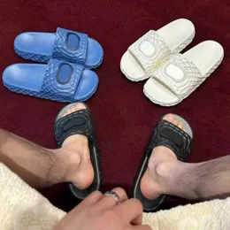 Neue Designer-Objektträger Männer ineinandergreifende Folie Sandalen Pool Slip-on Pantoffeln imitieren Wasserwellen luxuriöser strukturierter Gummi flach Frauen Sommer Schieberie Slipper Größe 35-45