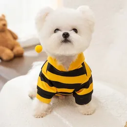 Köpek giyim sevimli küçük arı kıyafetleri, kapüşonlu giden çizgili kazak oyuncak çırpınan sıcak kış evcil hayvan malzemeleri çekebilir