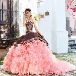 Meksykańskie Quinceanera luksus haftowe sukienki Quinceanera 2023 Coral Pink Ruffles Warstwowa spódnica Princess Sweet 15 Girl