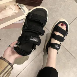 Sandaler unisex Dual-ändamål och tofflor för par Kvinnors sommar 2024 Mäns fashionabla strandskor stora mjuka sulor