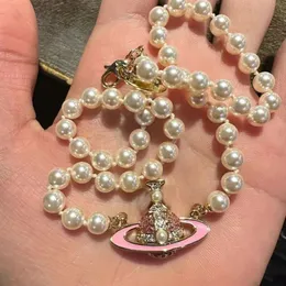 Neue westliche Kaiser -Witwe rosa lackierte Saturn -Perlenkette -Kette, kleine und modische vielseitige, leichte Luxuseleganz und Eleganz