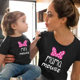 Familienübergreifende Outfits Mini Mama T-Shirt Family Matching Clothes Mutter und daugther passende T-Shirt-Sommer-Baumwoll-Familie Look Baby Kid Girl Kleidung T240513