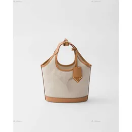 Topp kvinnor handväskor på shoppingväska pråse handväska kvalitet duk nylon mode linne stora strandpåsar lyxdesigner resor crossbody axel plånbok