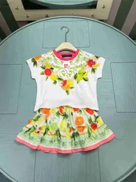 브랜드 베이비 트랙복 여름 여자 드레스 아이 디자이너 옷 크기 100-160 cm 오렌지 꽃 프린트 티셔츠와 짧은 치마 24may