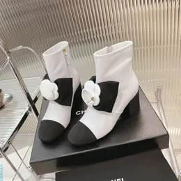 2024 Stivali Martin Black and White Boots in pelle in bianco e nero Stivali a medio stivali a medio stivali alla caviglia più stili per scegliere gli stivali di brevetto c