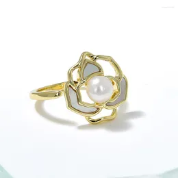 Pierścienie klastra Naturalne Pearl Camellia Designer Inkrustowany ręka Lampka Luksusowa Wykwintna moda niszowa osobowość