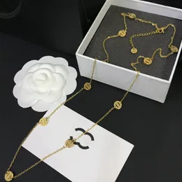 Lyxig 18k guldpläterad halsband märkesdesigner Ny fashionabla mångsidiga halsband Personlig tjej högkvalitativ halsband med låda födelsedagspresent