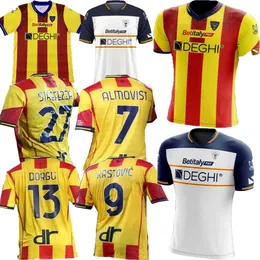 23 24 Lecce Banda Mens Home Away Soccer Jerseys Almqvist Rafia Krstovic Dorgu Strefzza Burberte 2024フットボールシャツ半袖ユニフォーム