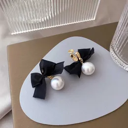 Stud 2021 Novo clipe coreano de taco de arco branco preto e preto em brincos Sweet Fabric Lace Bow Moda não perfurada Brincos de jóias de jóias J240513