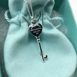 Designer Tiffanyjewelry Necklace 925 Silver Love Small Key Cocklace per donne Mini Pendente a forma di cuore in platino con regalo Sterling Sterling a catena ossea