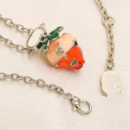 Дизайнеры Новое клубничное подвесное ожерелье Бутик 925 Серебряная модная милая девушка Высококачественное ожерелье в подарке с высоким качеством.