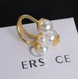 Modedesignerin White Pearl Ring Chic Liebhaber Geschenkringe Bague Anillos Bijoux haben Briefmarken für Frauen Lady Klassische Qualität Schmuckzubehör