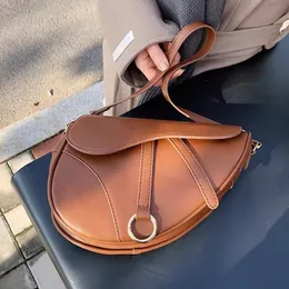Дизайнерская седловая сумочка сумки на плечах кроссбатовые женщины классические кожа