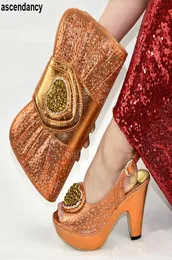 Włoskie damskie buty i torba pasująca do zestawu pomarańczowego koloru afrykański