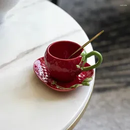 Fincan tabakları yıl çilek renkli çay bardağı yaratıcı pembe soğuk kahve kupa seramik kahve sallama vasos de vidrio seti