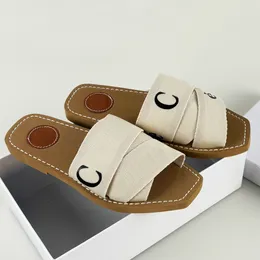 Дизайнерские тапочки древесные сандалии буквы роскошные бренды модные женские холст -слайды засоры мулы плоские сандалии Удобные летние пляжные тапочки на открытом воздухе.
