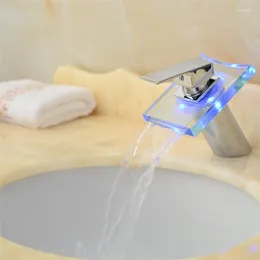 Banyo lavabo muslukları LED açık cam şelale havzası musluk üç renk mikser musluk ve soğuk su muslukları
