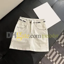 Frauen weiße Jeansröcke Stickerei Brief hohe Taille Jean -Röcke Mode Slim Fit Denim Short Kleider