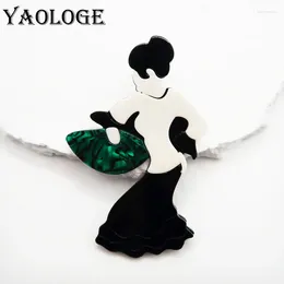 Broszki Yaologe 2024 czarny biały chiński taniec fan żeńska akrylowa broszka oryginalna design sens portret serial personalizowany prezent